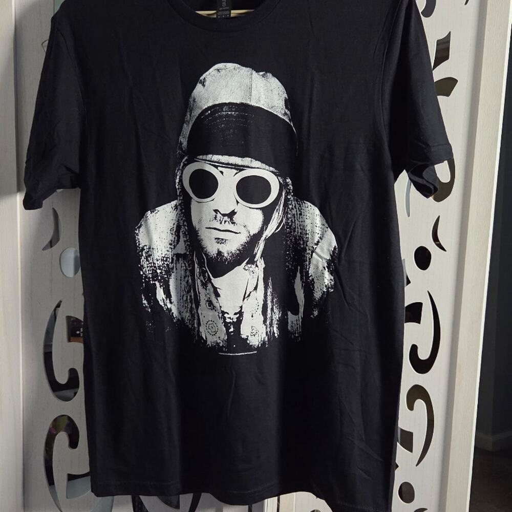 Kurt Cobain Nirvana T Shirt Medium Black 2019 Portrait Sunglasses Grunge NWOT